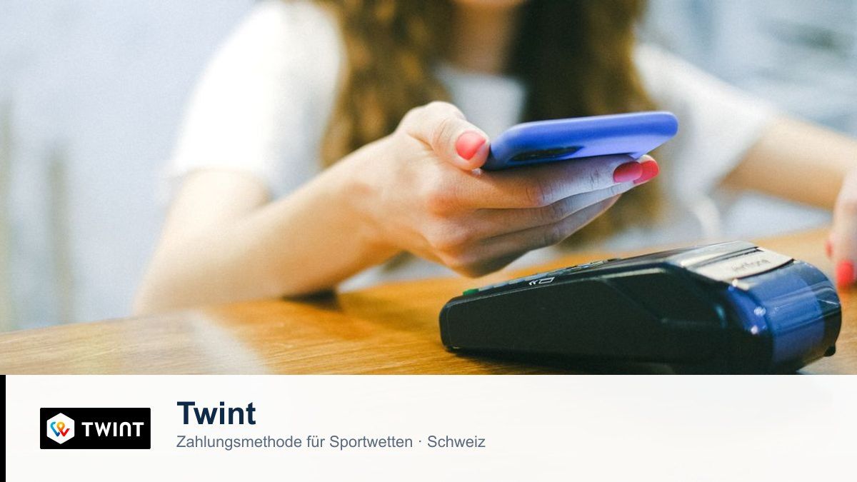 Person zahlt mobil per Smartphone — Sinnbild für Twint-Zahlungen bei Sportwetten